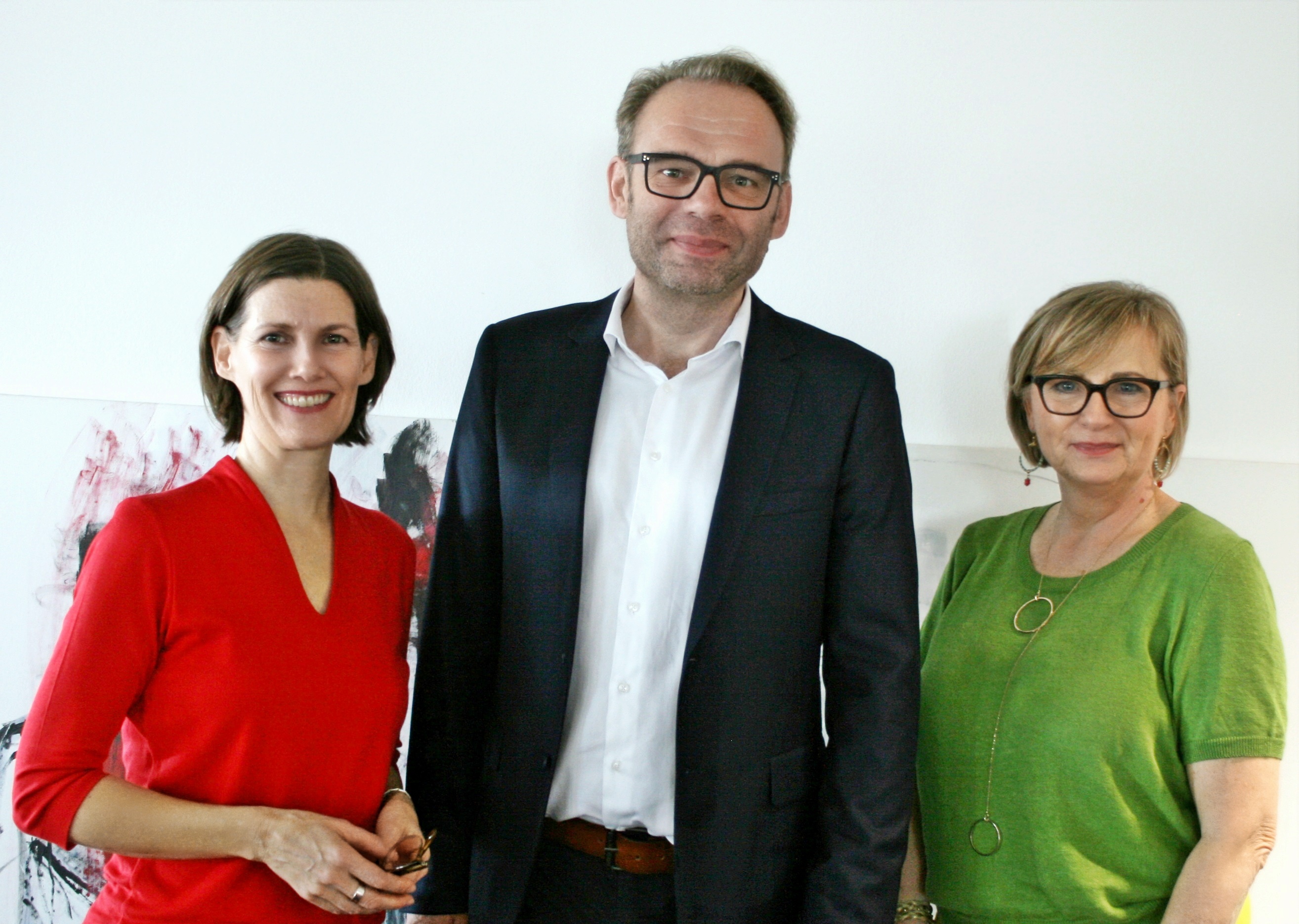 3 Personen vor einer weißen Wand
