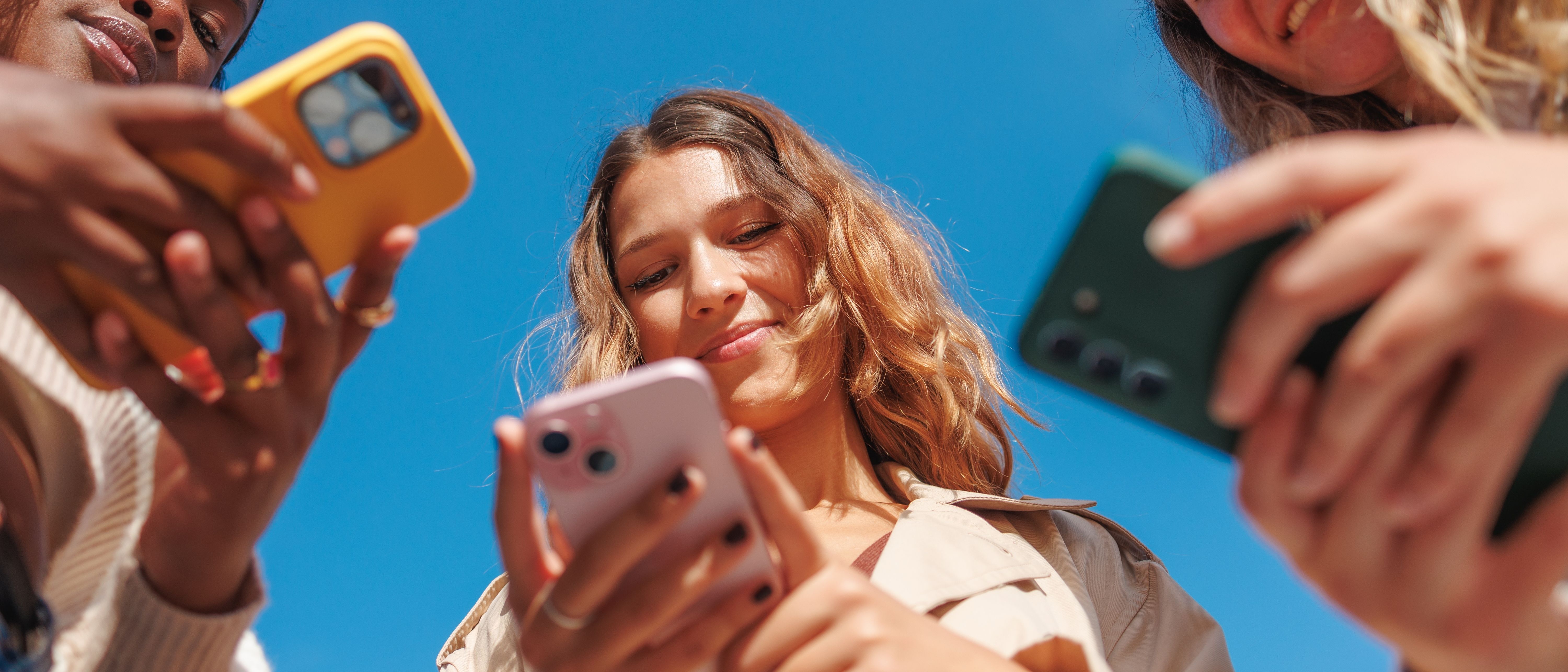Frauengruppe mit Handys in der Hand