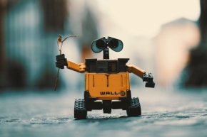 In technischen Berufen, besonders im zukunftsträchtigen High-Tech-Bereich, in der Robotik und in der Software-Entwicklung, sind Mitarbeiter*innen gefragt Wall-E aus dem Disney-Film Wall-E - Der Letzte Räumt die Erde auf, hält einen Kabel