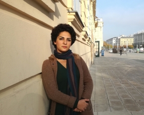 Baharak Abdolifard genießt ihre neue Freiheit in Wien. Baharak Abdolifard lehnt an einer Hauswand und blickt nachdenklich in die Kamera