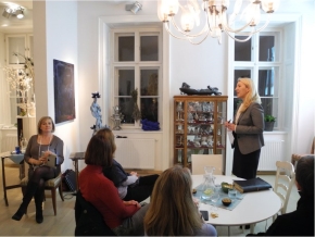 Das Foto zeigt links Manuela Vollmann im "Wiedner Salon". Rechts davon, eine blonde Frau, spricht gerade.