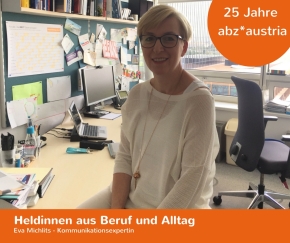 Eva Michlits wünscht sich, dass Frauen sich gegenseitig empfehlen, organisieren und weiterhelfen. Eva Michlits sitzt in einem weißen Strickpullover in ihrem Büro. Sie ist der Kamera zugewandt und lächelt.