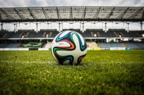 Teilnehmerin eines FiT-Programms: "Ich will beweisen, dass ich es kann. Dafür muss ich einfach viel mehr leisten als meine männlichen Kollegen." Fotocredit: Pixabay Ein Fußball steht auf dem Rasen in einem Fußballstadion.