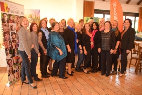Große Gruppe von Gschäftsfrauen mit ABZ*AUSTRIA-Geschäftsführerin Manuela Vollmann - alle lachen.