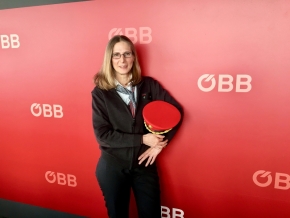 ÖBB-Fahrdienstleiterin Irene Lachkovics in Uniform: Eine rote Kappe in der Hand, ein schön gebundenes Halstuch und ein eingesticktes ÖBB-Logo auf der Uniform