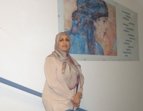 Saleema Sader steht auf einer Treppe und lächelt.