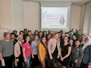 Jobday: Die Teilnehmerinnen interessieren sich sehr für die verschiedenen Jobs und deren Anforderungen bei BILLA, PENNY, MERKUR und BIPA Teilnehmerinnen des Vortrags stehen vor der Präsentationsleinwand und lächeln in die Kamera