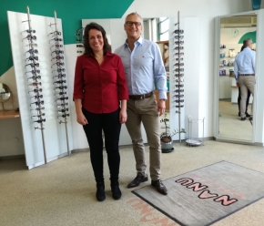Marta Davidne Takacs und Johann Borostyan stehen im Optikergeschäft. 