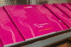 Unser Wochenplaner im Lerntagebuch hilft Ihnen, Ihre Lernziele, Lernschritte und Erfolge sowie noch nötige Hilfe festzuhalten. (Fotocredit: Robert Farthofer) Lerntagebücher mit der Aufschrift "Ich bin eine Meisterin, die übt. Mein Lerntagebuch"