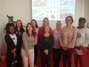 Eine Gruppe von Frauen vor einer Leinwand lächelt freundlich in die Kamera. Eva Hipfinger (2. v. re.), Leiterin der Human Resources Abteilung von Manner Österreich mit einigen Teilnehmerinnen des Vortrags.