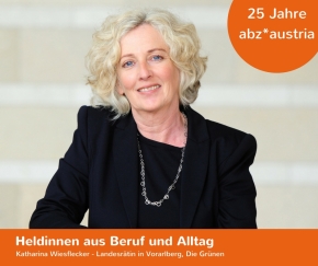 "Jede Frau soll selbst entscheiden können, in welchem Ausmaß sie berufstätig ist, wie sie ihre Familie gestaltet, wie sie leben und wie unabhängig sie sein möchte", sagt Frau Wiesflecker. Eine Frau mittleren Alters in einem schwarzen Anzug lächelt in die Kamera.