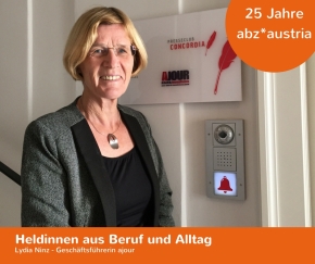 Lydia Ninz: "Die Zeitungen sparen am falschen Fleck, nämlich bei den Journalistinnen und Journalisten, und schmeißen damit das weg, wofür sie eigentlich da sind – fundierte, gutgemachte Geschichten" Lydia Ninz lächelt in die Kamera. Sie steht vor einem Türschild: "Presseclub Concordia - Ajour"
