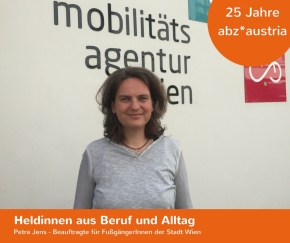 Eine Frau im grauen Pullover steht vor dem Gebäude der Mobilitätsagentur Wien.