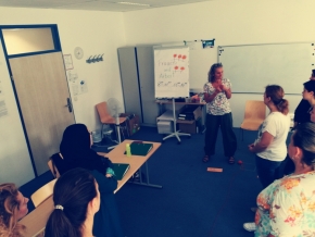 Workshop des Projekts "Zukunft mit Wiedereinstieg". Frauen in einem Kursraum
