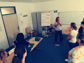Von der eigenen Erfolgsgeschichte berichten, das und noch viel mehr gehört zu den ersten zwei Wochen des Projekts "Zukunft mit Wiedereinstieg" Workshop des Projekts "Zukunft mit Wiedereinstieg". Frauen in einem Kursraum
