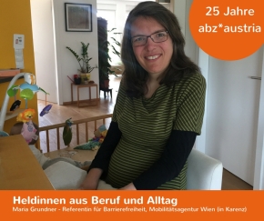 Maria Grundner in ihrem Wohnzimmer. Ihr Baby sieht man im Hintergrund.