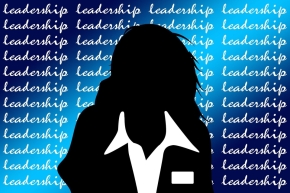 Silhouette einer Frau vor blauem Hintergrund mit der Aufschrift Leadership.