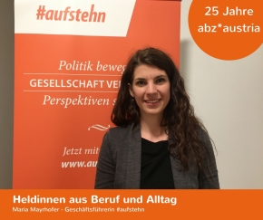 "Wenn ich das Gefühl habe, ich habe gerade ein Stück weit dazu beigetragen irgendeine Situation besser zu machen. Das ist für mich Erfolg", sagt Maria Mayrhofer Maria Mayrhofer lächelt in die Kamera. Hinter ihr steht ein #aufstehen-Plakat