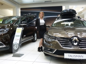 Jennifer Hofer ist Autoverkäuferin aus Leidenschaft Jennifer Hofer steht in einem Showroom zwischen zwei Autos und lächelt