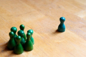 Spielfiguren auf einem Spielfeld