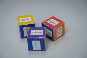 ABZ*AUSTRIA KeCK Workshop © robertfarthofer.com Drei bunte Würfel aus Papier mit der Aufschrift "keck", "Kompetenz" und "lernen"