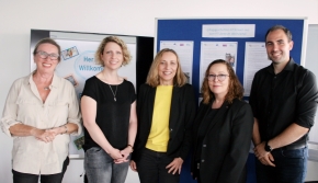 V.li.: H. Hadamofsky, FiT-Zentrum Weinviertel Betriebskontakterin, C. Pfarr, Firma Pfizer, H. Jutz, PL Punktgenaue Qualifizierung, Frauen für Frauen, S. Karakostas, Beraterin Punktgenaue Qualifizierung, Frauen für Frauen, B. Wellan, Firma Pfizer (v. li.) H. Hadamofsky, FiT-Zentrum Weinviertel Betriebskontakterin, C. Pfarr, Firma Pfizer, H. Jutz, PL Punktgenaue Qualifizierung, Frauen für Frauen, S. Karakostas, Beraterin Punktgenaue Qualifizierung, Frauen für Frauen, B. Wellan, Firma Pfizer
