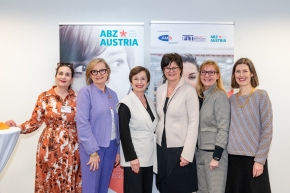 Doris Schmidauer, Petra Draxl und Sandra Kern besuchten FiT-Zentrum Weinviertel, Foto: Graph Art Line e.U. Doris Schmidauer, Petra Draxl und Sandra Kern besuchten FiT-Zentrum Weinviertel, Foto: Graph Art Line e.U.
