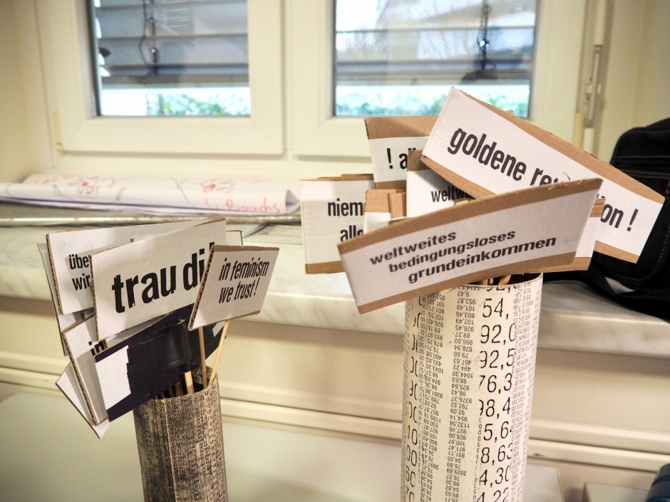 Schilder mit Aufschriften basteln gehörte zu einer der Stationen, bei der sich die Frauen kreativ austoben konnten. Schildchen mit den Aufschriften, trau dich, goldene revolution, in feminism we trust etc.