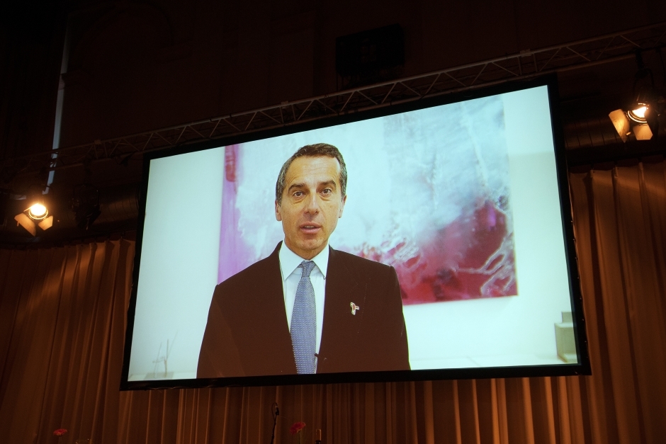 Kanzler Kern: "Die Gleichstellung von Frauen und Männern ist in unserer Gesellschaft noch immer nicht so weit, wie wir alle das gern hätten" Bundeskanzler Christian Kern auf einer Videowall
