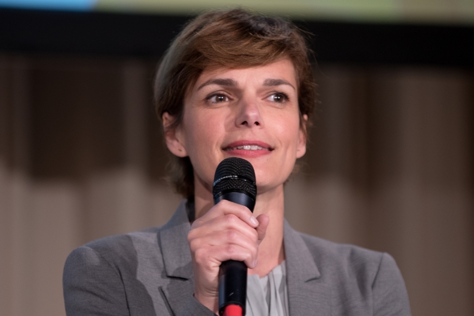 Frauenministerin Pamela Rendi-Wagner forderte ein zweites gratis Kindergartenjahr bundesweit und einen flächendeckenden Ausbau der Ganztages-Kinderbetreuung Frauenministerin Pamela Rendi-Wagner hält ein Mikrofon.
