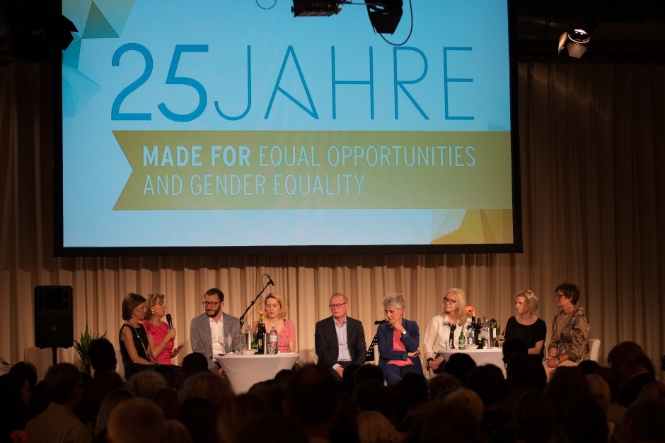 Kooperationspartner*innen diskutierten auf der Bühne über Gleichstellung Kooperationspartner*innen diskutieren auf der Bühne über Gleichstellung