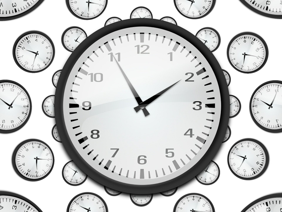 Leistung über das Absitzen von Arbeitsstunden zu definieren, ist überholt. Flexibilität führt dagegen auch zu mehr Motivation und Produktivität. (Fotocredit: Geralt/Pixabay) Viele Uhren in verschiedenen Größen