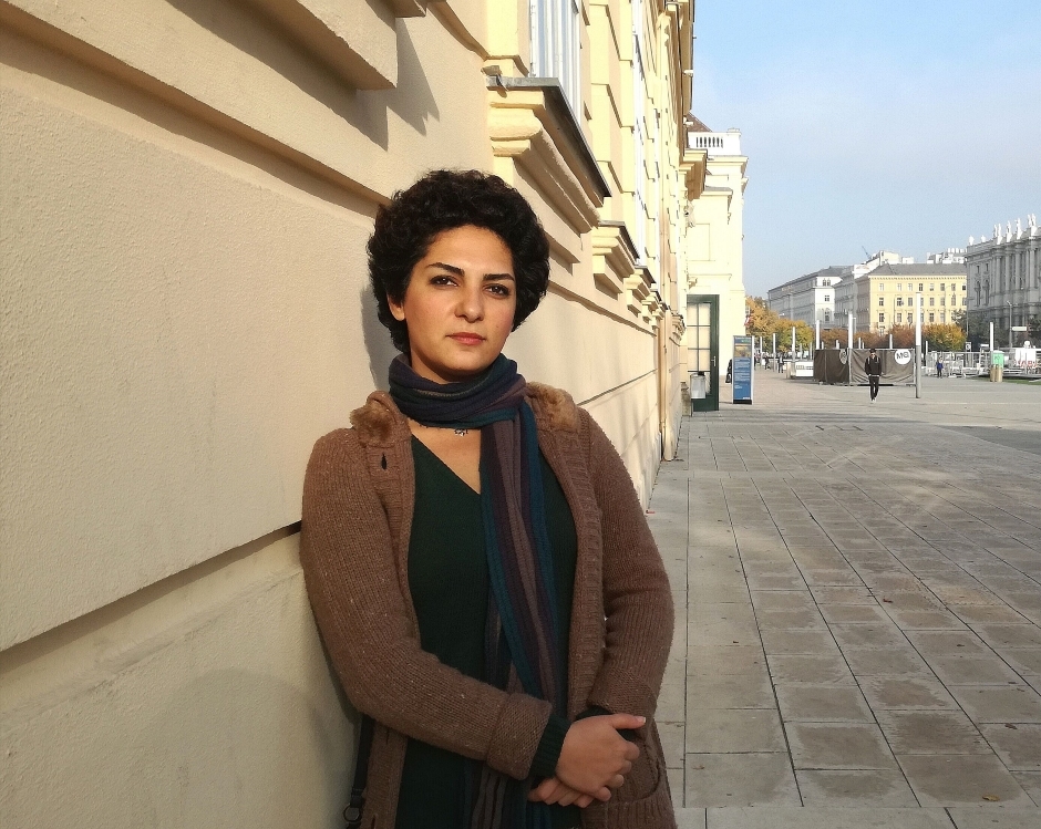 Baharak Abdolifard genießt ihre neue Freiheit in Wien. Baharak Abdolifard lehnt an einer Hauswand und blickt nachdenklich in die Kamera