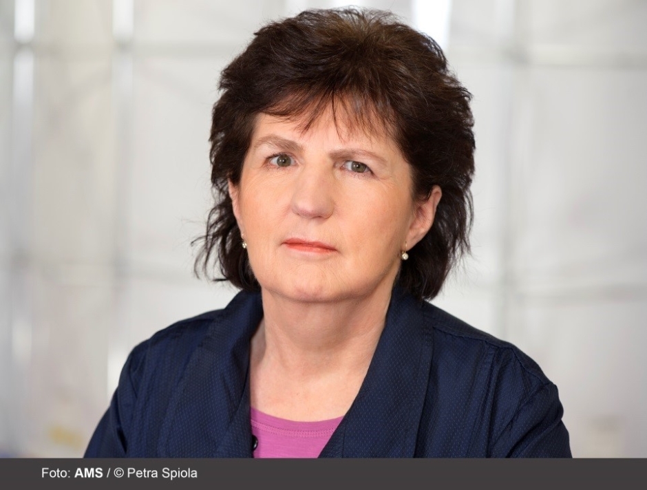 Damit eine Frau erfolgreich sein kann, braucht es auch gute Rahmenbedingungen, die es Frauen erlauben, eine Familie neben dem Job zu haben, ist Hilde Stockhammer überzeugt. Hilde Stockhammer schaut frontal in die Kamera. Sie trägt ein blaues Sakko.