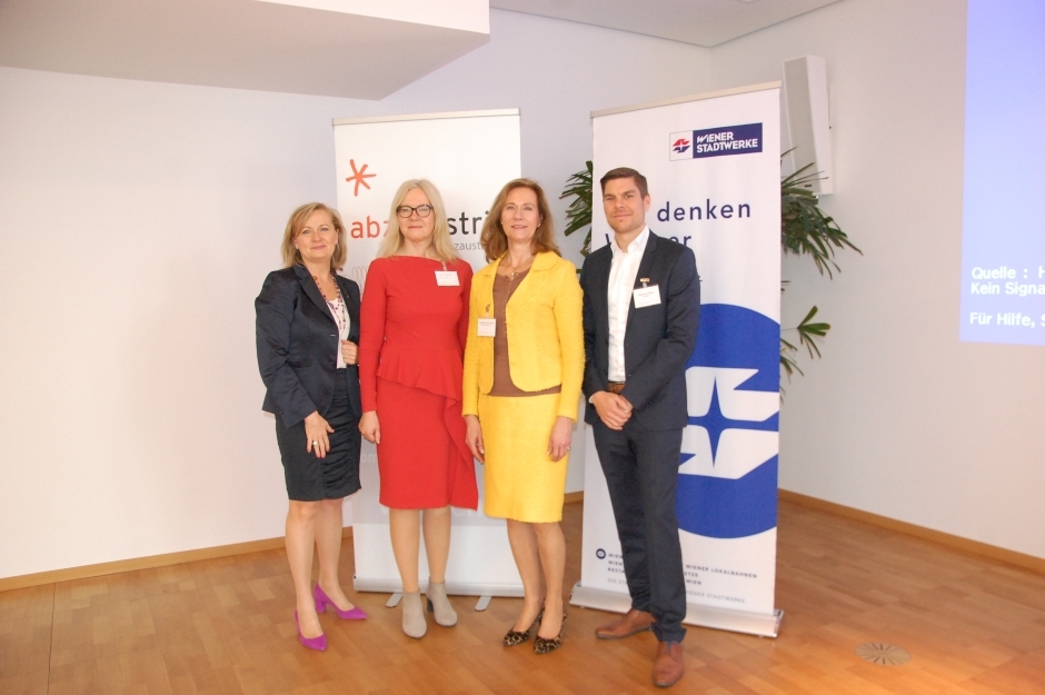 b2b:dialog mit Manuela Vollmann, ABZ*AUSTRIA, Anna Steiger, TU Wien, Gabriele Domschitz, Wiener Stadtwerke Holding AG und Reinhard Birke, upstream next level mobility (v. li.) Manuela Vollmann, Anna Steiger, Gabriele Domschitz und Reinhard Birke stehen vor Roll-ups von ABZ*AUSTRIA und den Wiener Stadtwerken.
