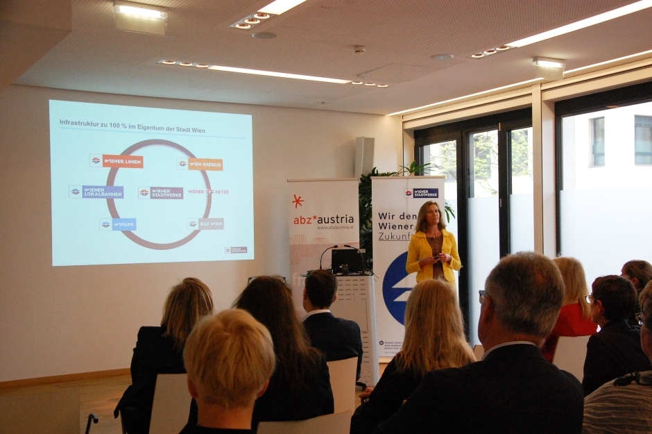 Gabriele Domschitz, Vorstandsdirektorin Wiener Stadtwerke Holding AG Gabriele Domschitz präsentiert ihre PowerPoint. Das Publikum hört interessiert zu.