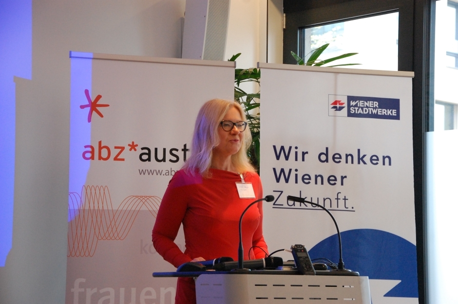 Anna Steiger, Vizerektorin für Personal & Gender Technische Universität Wien Anna Steiger steht an einem Rednerpult und spricht. Sie trägt eine schwarze Brille.