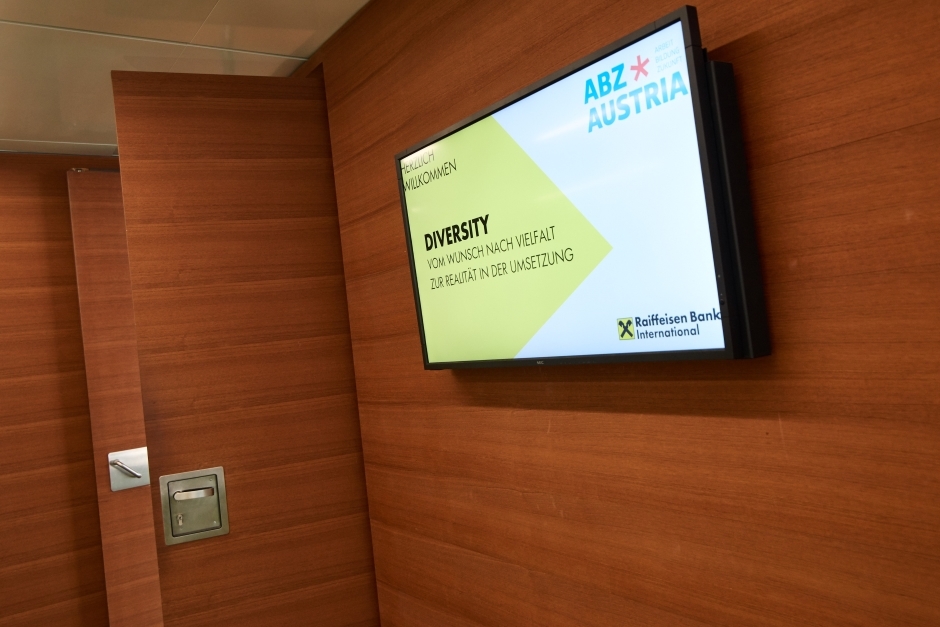 "Diversity - vom Wunsch nach Vielfalt zur Realität in der Umsetzung" "Diversity - vom Wunsch nach Vielfalt zur Realität in der Umsetzung" - Video-Screen im Foyer der Raiffeisen Bank International