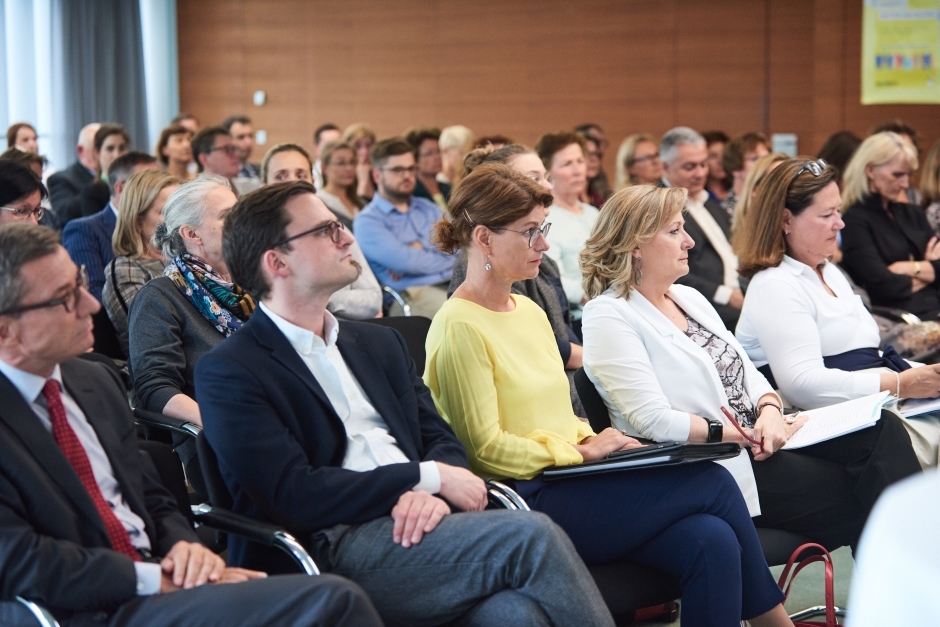 Das Publikum lauscht interessiert.