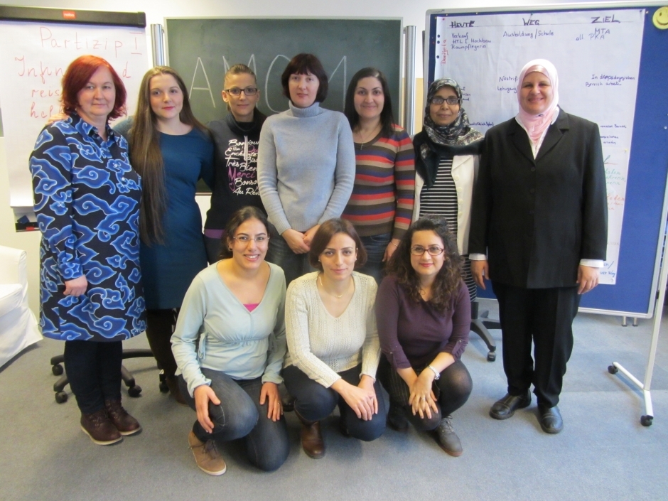 31 Frauen starteten mit hoher Motivation und Lernbereitschaft in den 12-wöchigen Kurs inklusive Einzelcoaching. Eine Gruppe von Frauen steht vor zwei Tafeln. Drei von ihnen hocken vor den dahinter stehenden Frauen.