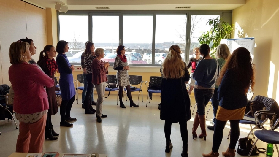 Die Teilnehmenden der Entwicklungswerkstätte sind aktiv geworden, haben die Möglichkeit ergriffen und machen weiter. Das Projekt Gschäftsfraun macht es möglich. Teilnehmerinnen beim Workshop stehen in der Runde und diskutieren
