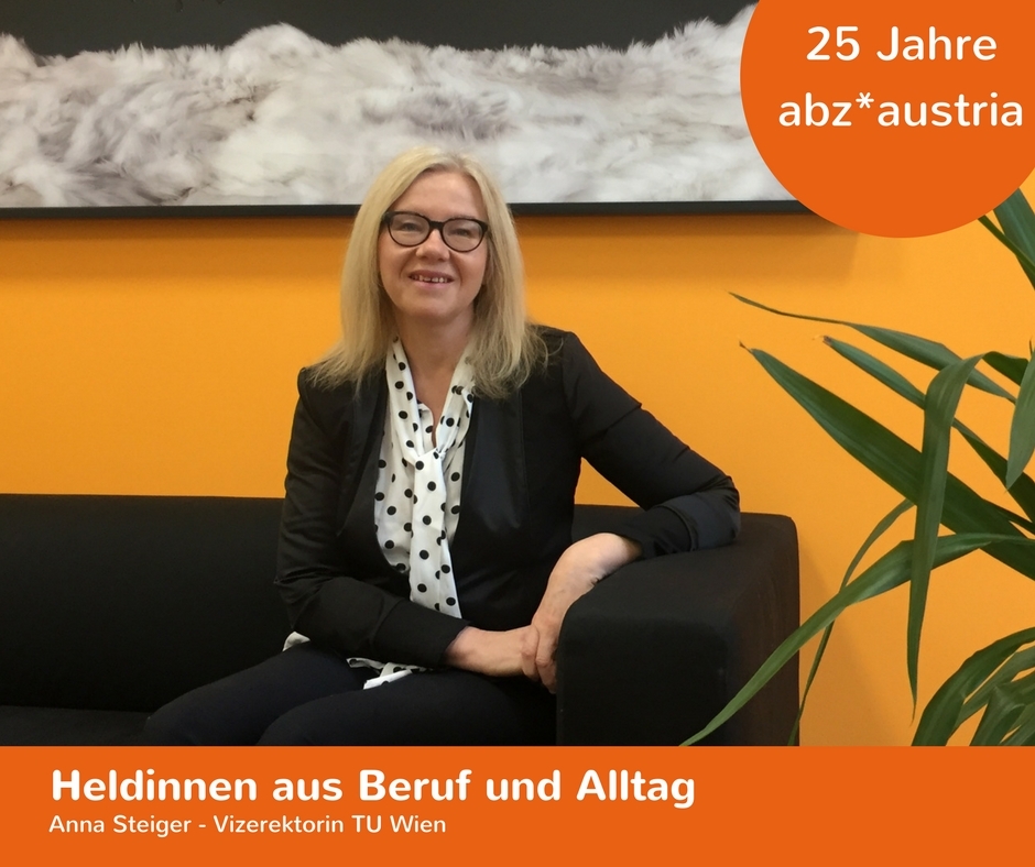 Anna Steiger: "Wir vergeben bei uns an der TU Wien seit drei Jahren jährlich einen Frauenpreis an Frauen, die bei uns studiert und eine Karriere absolviert haben und dadurch junge Frauen inspirieren können." Anna Steiger sitzt auf einem Sofa und lächelt in die Kamera. Hinter ihr hängt ein abstraktes Gemälde.