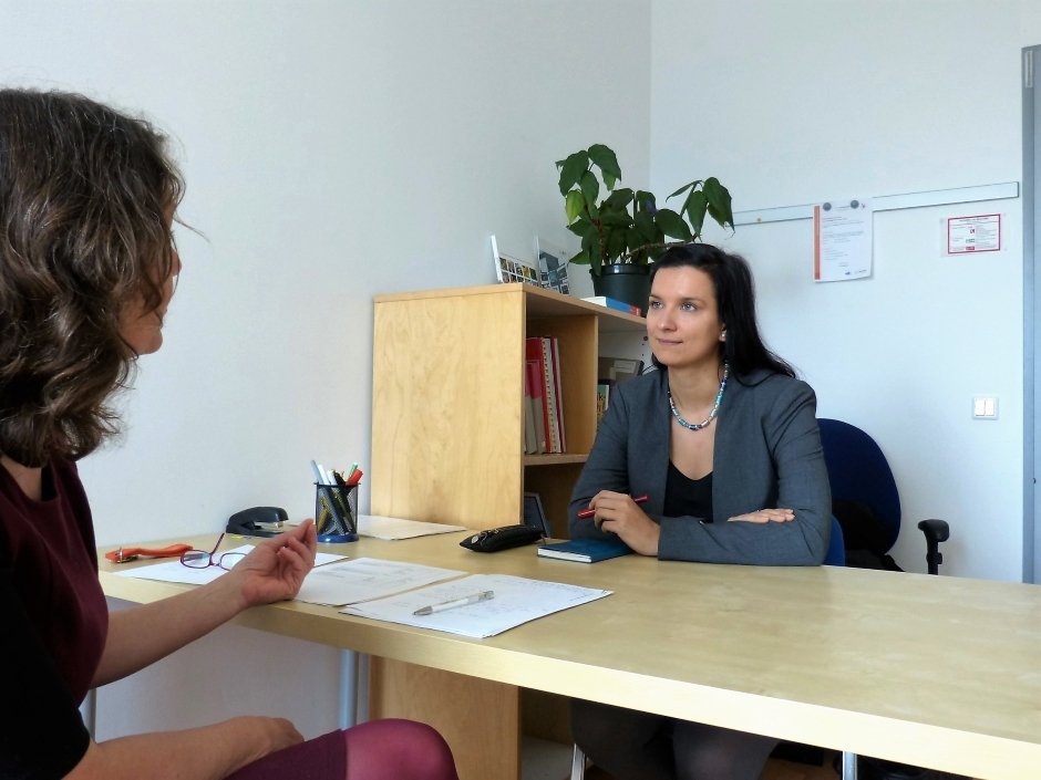 Nicole Stöger (re.) in der ABZ*FiT-Beratung mit Sabine Echsel Nicole Stöger und Sabine Echsel sitzen einander gegenüber im Beratungsgespräch