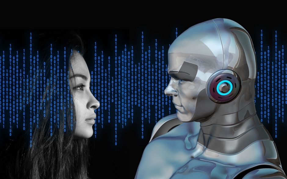 Ein Roboter und eine Frau stehen sich gegenüber. Der Hintergrund ist schwarz, dieser wird durch einen Zahlencodestreifen aus den Zahlen Eins und Null unterbrochen.