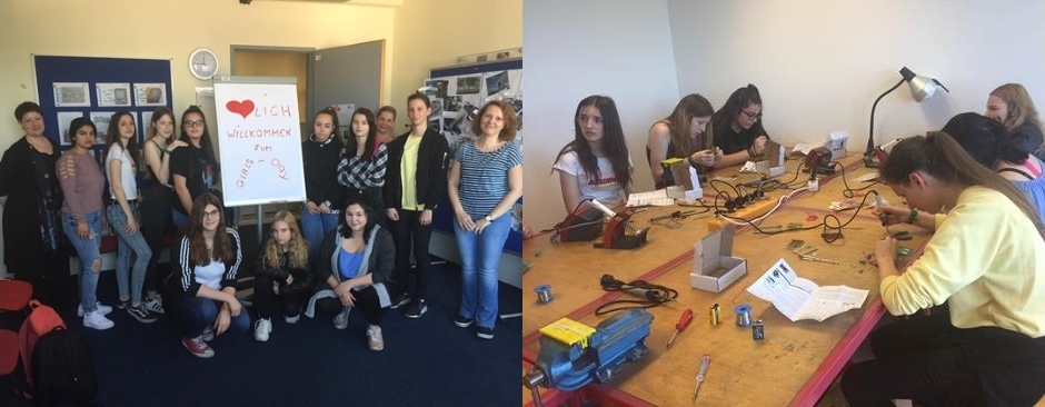 In Kleingruppen machen sich die jungen Frauen an die Arbeit. Teilnehmerinnen vor einer Flipchart mit der Aufschrift "Herzlich willkommen zum Girls Day".