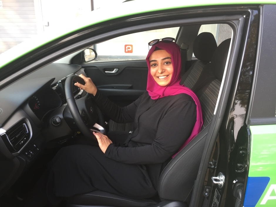 Zekiye Cantilav ist auf Wiens Straßen unterwegs und bringt Autofahr-Neulingen das sichere Fahren bei. Fahrlehrerin Zekiye Cantilav am Steuer eines Autos.