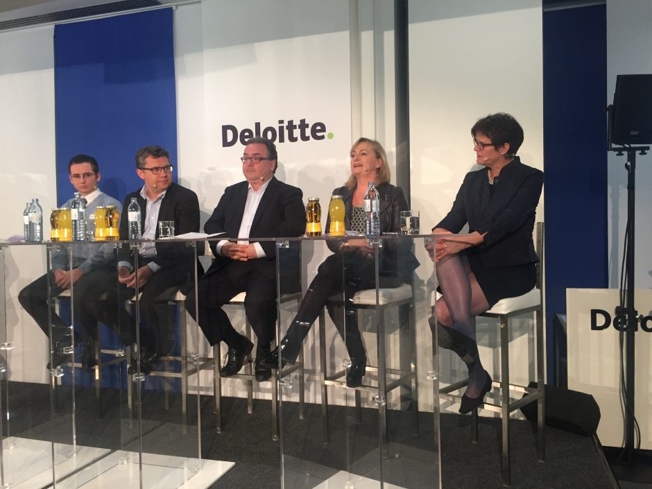 Bei der Podiumsdiskussion wurde der Fokus auf die Situation und Perspektiven von geflüchteten Frauen gelegt. Fünf Personen sitzen auf langen Hockern. Vor ihnen befinden sich hohe durchsichtige Tische auf denen sich Getränke befinden.