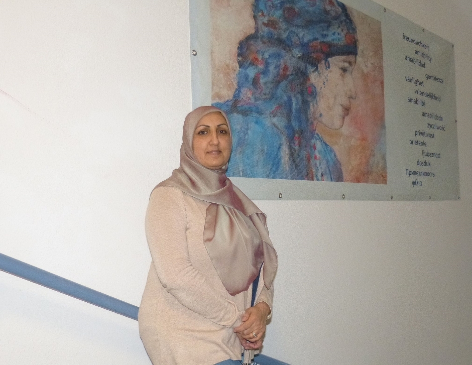 Saleema Sader hat ihr informelles Engagement professionalisiert: "Ich bekomme Geld für etwas, das ich lange schon ehrenamtlich tue." Saleema Sader steht auf einer Treppe und lächelt.