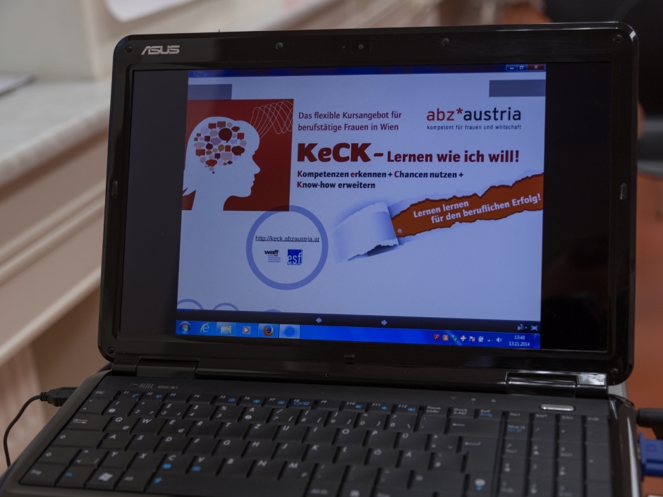 KeCK – Lernen wie ich will! Das flexible Kursangebot für berufstätige Frauen in Wien. © robertfarthofer.com Das Foto zeigt einen offenen Laptop. Auf dem Bildschirm ist der Folder KeCK - Lernen wie ich will! zu sehen.
