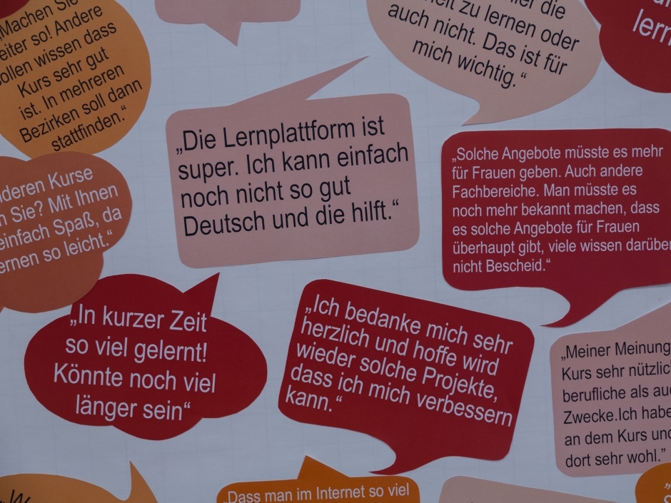 Die Initiative Erwachsenenbildung propagiert Medienkompetenz als Querschnittsaufgabe für alle Bildungsangebote. © robertfarthofer.com Das Bild zeigt verschiedene Sprechblasen. Auf diesen steht z. B. In kurzer Zeit so viel gelernt! Könne noch viel länger sein.